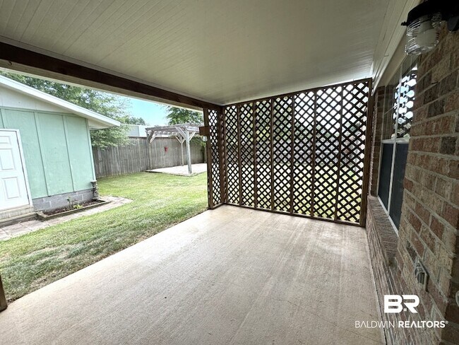 Building Photo - 9964 Hollowbrook Ave