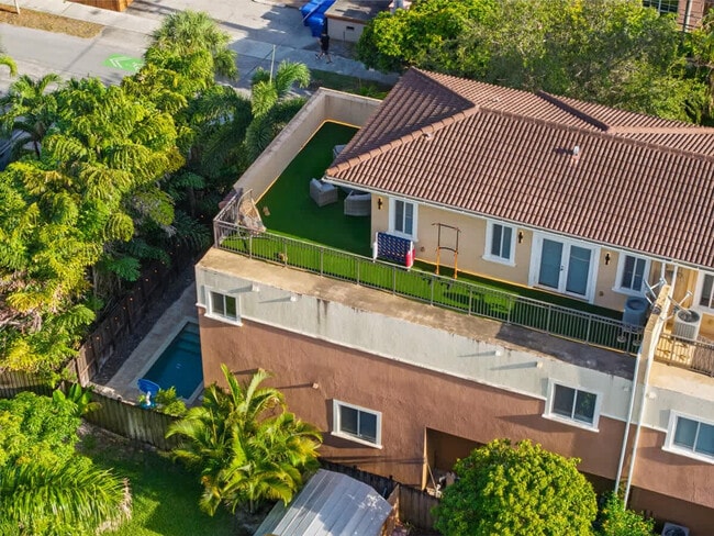 Building Photo - 1705 NE 11th St