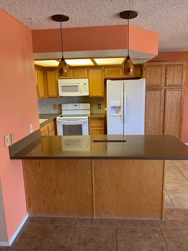 Building Photo - Beautiful upper level larger 2 bedroom, 2 ...