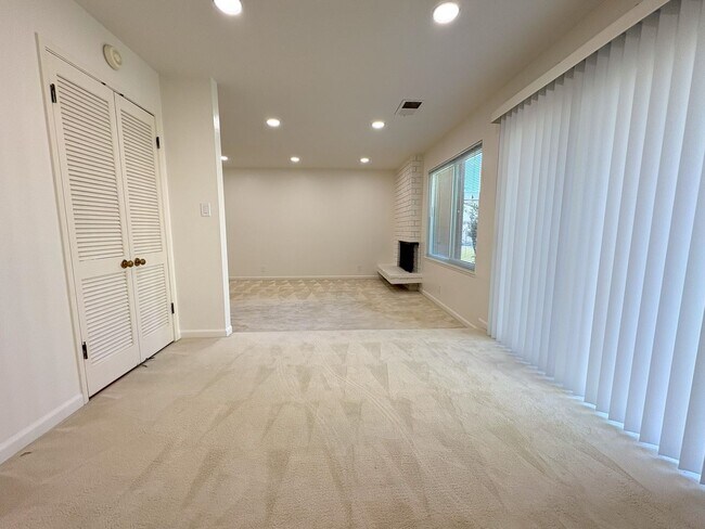 Building Photo - Beautifully Updated 3-Bedroom Townhome in ...