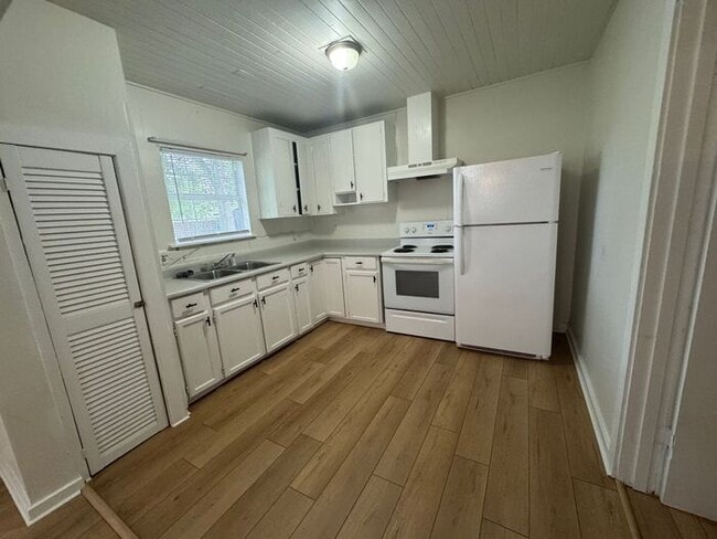Building Photo - Downtown Pensacola - 2 bedroom, 1 bathroom