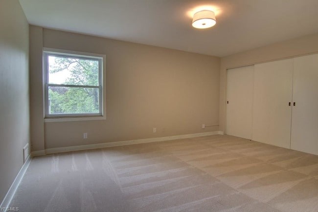 Building Photo - 275 N Portage Path