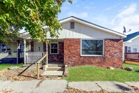 Building Photo - Freshly Renovated & Ready for You — Cozy 1...