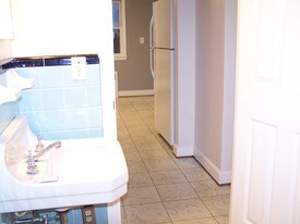 Building Photo - 47 Quaker Ln S