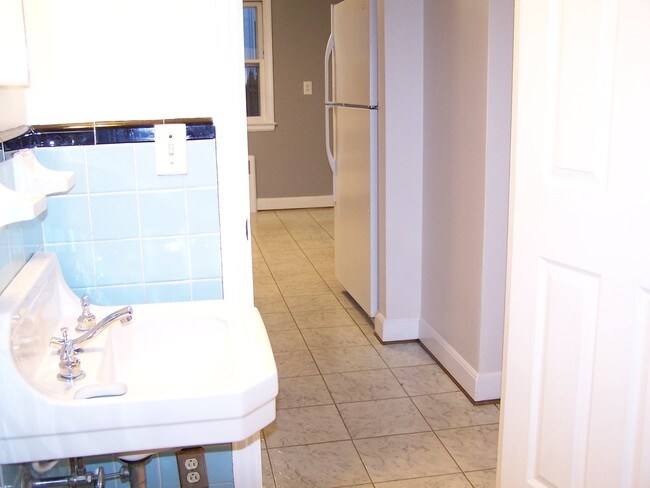 Building Photo - 47 Quaker Ln S