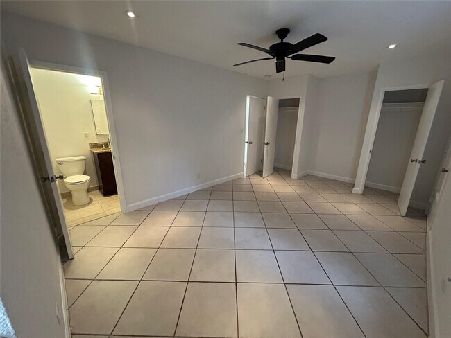 Building Photo - 408 NE 7th Ave