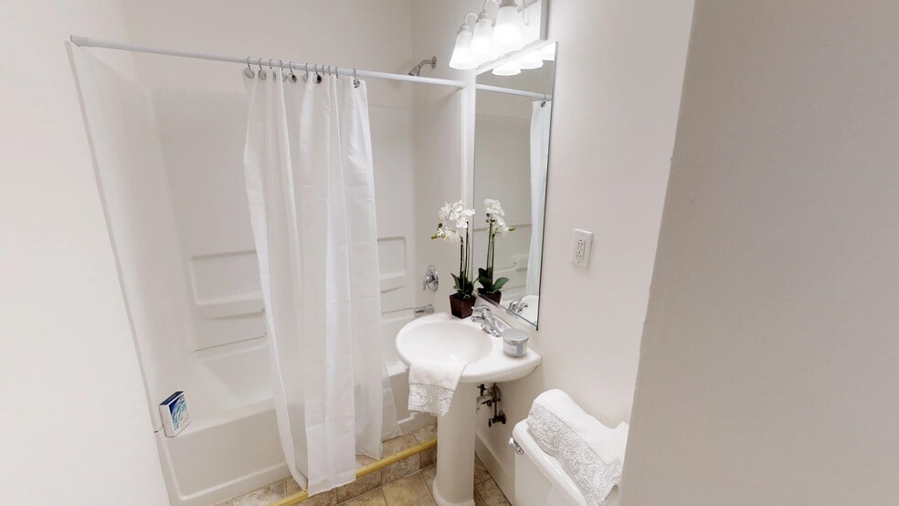 BATH - 521 W Edwards St