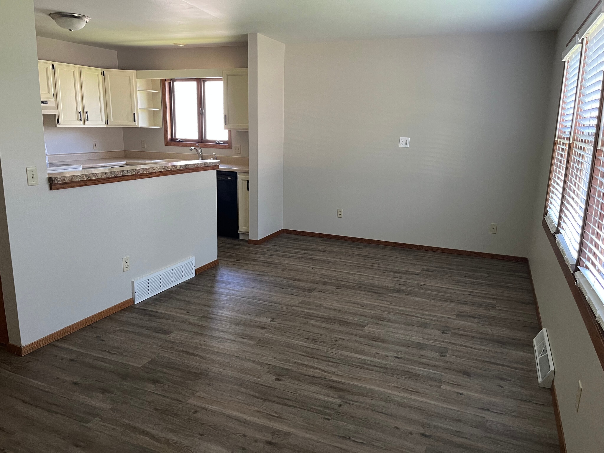 family room - 109 Woodview Dr