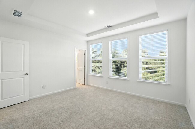 Building Photo - Brand-new three-story townhome in the Univ...