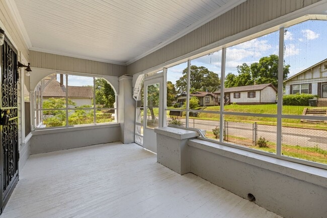 Building Photo - Spacious beautiful 5-bedroom 2 bath home