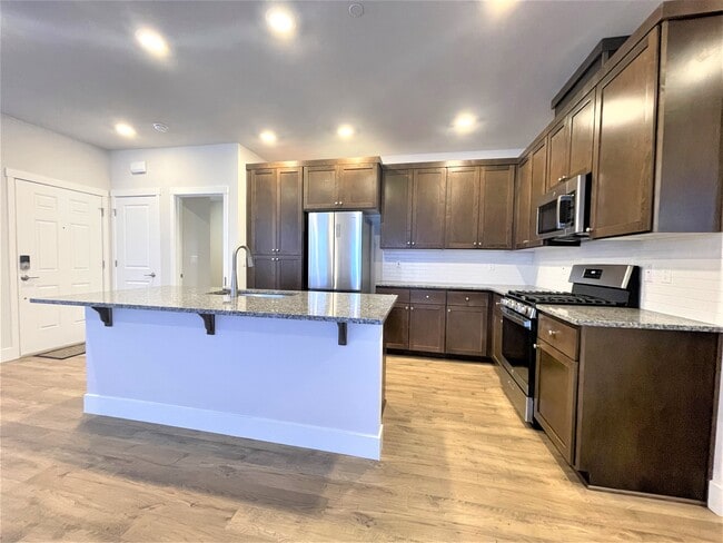 Building Photo - 18405 SW Buckhorn Dr