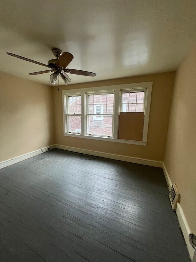 Building Photo - 4 Bedroom House