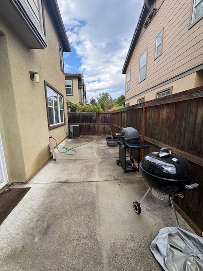 Building Photo - 9137 Arbol del Rosal Way