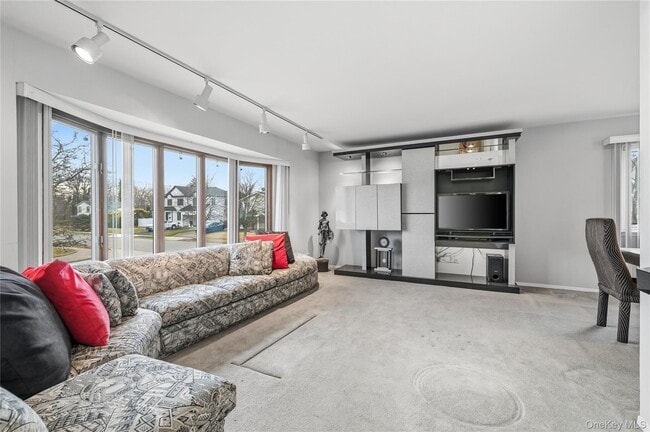 Building Photo - 20 Steuben Dr