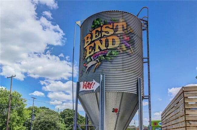 Building Photo - 1829 Sylvan Ridge Dr SW