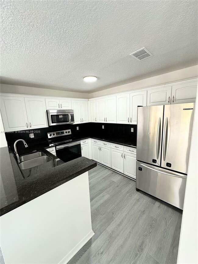 Building Photo - 1845 Vista Way