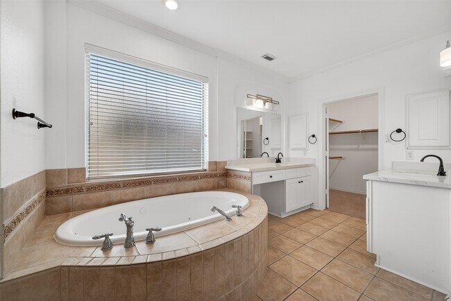 Building Photo - 22115 Oakcreek Hollow Ln