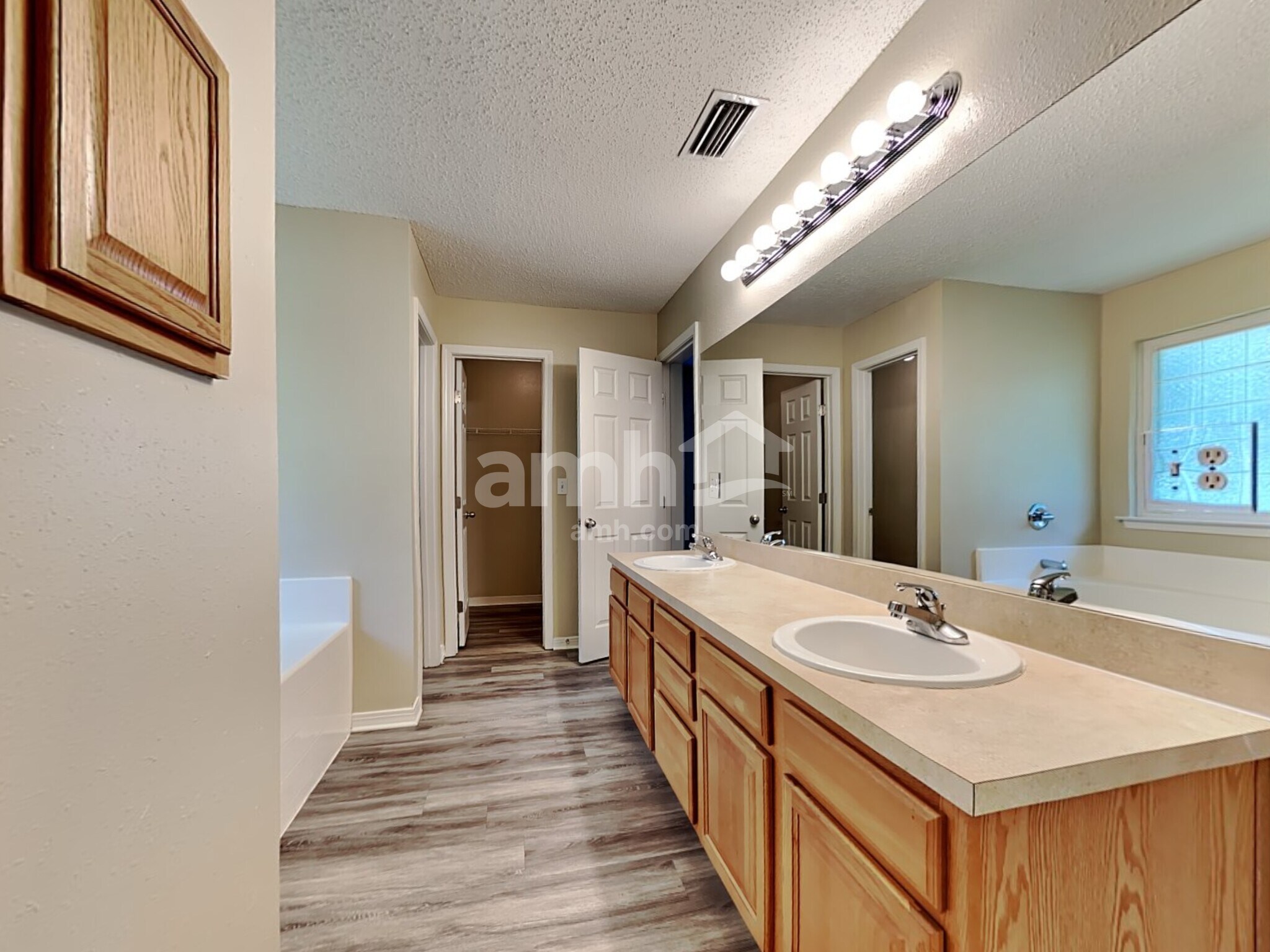 Building Photo - 9215 Hawkeye Dr