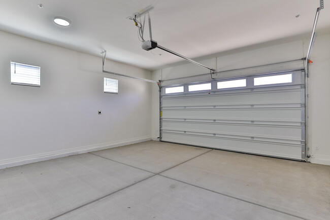 Building Photo - 2476 E Lark St