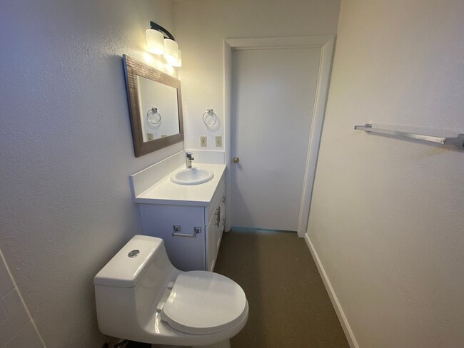 Building Photo - Garden Level Apartment - Completely Renovated!