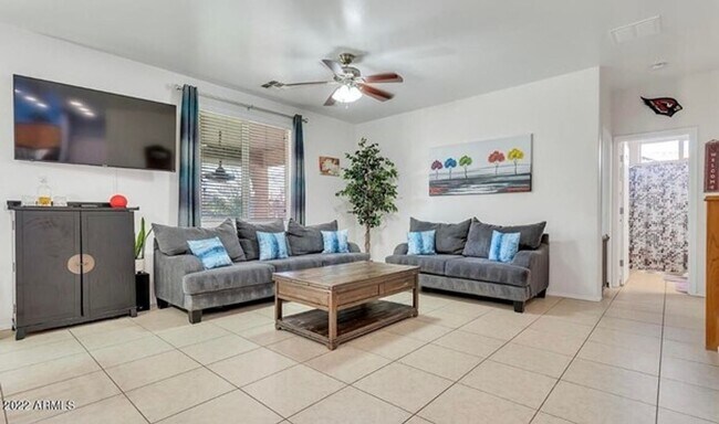 Building Photo - 5 Bedroom, 3 Bath Home in Secluded Neighbo...
