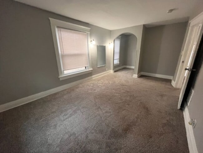 Building Photo - 2 Bedroom 1.5 Bath