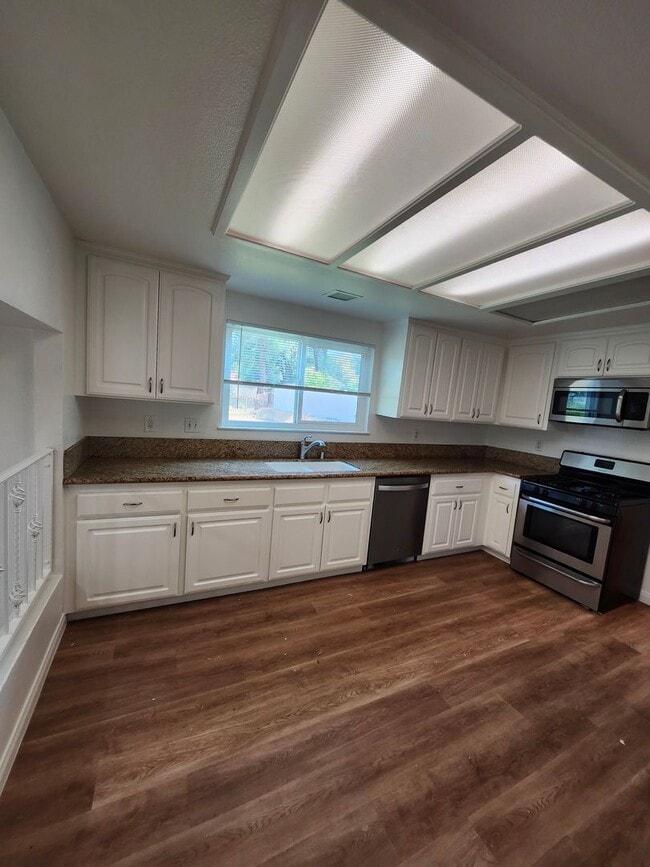 Building Photo - Big backyard with lots of upgrades