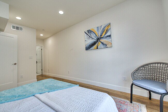 Building Photo - 11726 Hamlin St