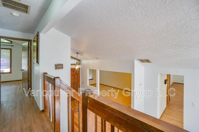 Building Photo - 7003 NW Dogwood Dr