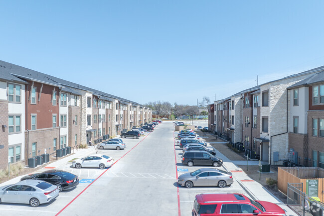 Building Photo - Avenue at Sycamore Park