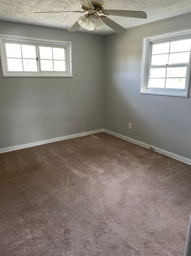 Building Photo - 3 BEDROOM, 1.5 BATH IN PENN HILLS - MOVE-I...