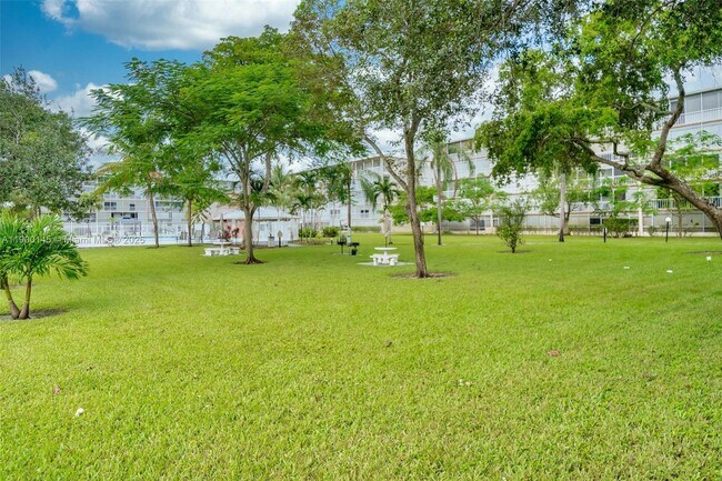 Building Photo - 950 Hillcrest Dr