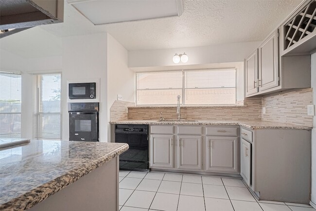 Building Photo - 2107 Creekshire Dr