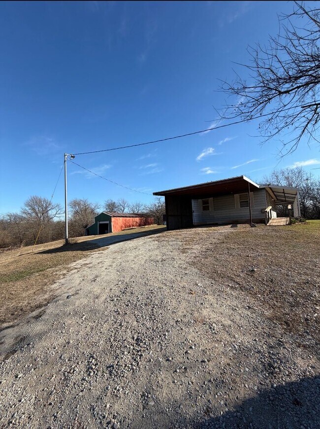 Building Photo - 3 bedroom 1 bath country home