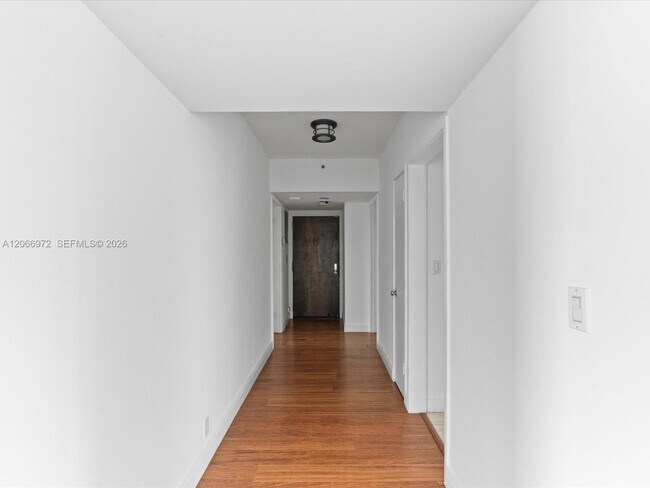 Building Photo - 1541 Brickell Ave