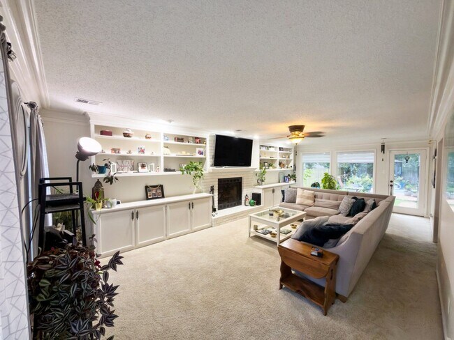 Building Photo - 743 Grovewood Dr