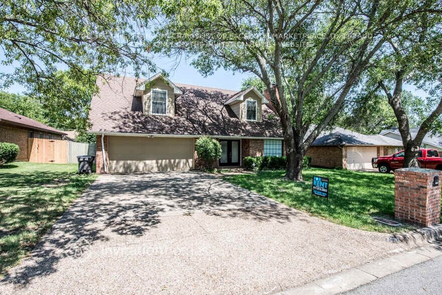 Building Photo - 3801 Devonaire Dr