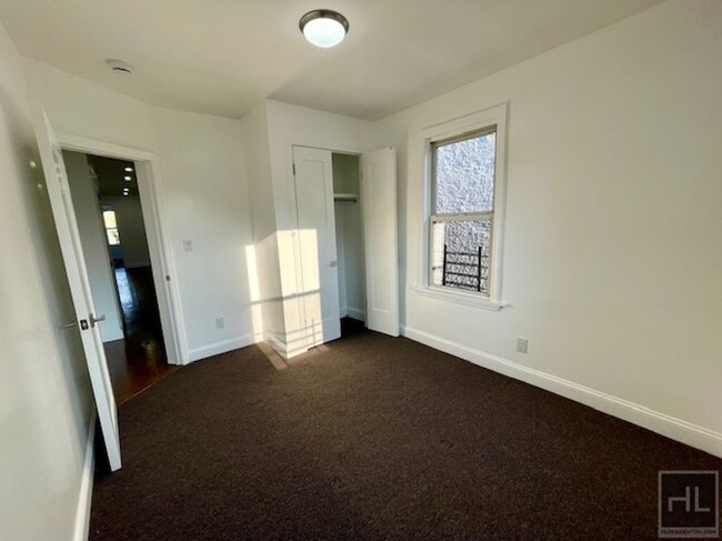 Building Photo - Newly Renovated, Beautiful 4 Bedroom Apt i...