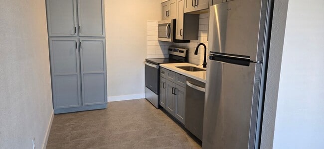 Building Photo - Newly Remodeled Single Story 2-Bed 1-Bath Apartment