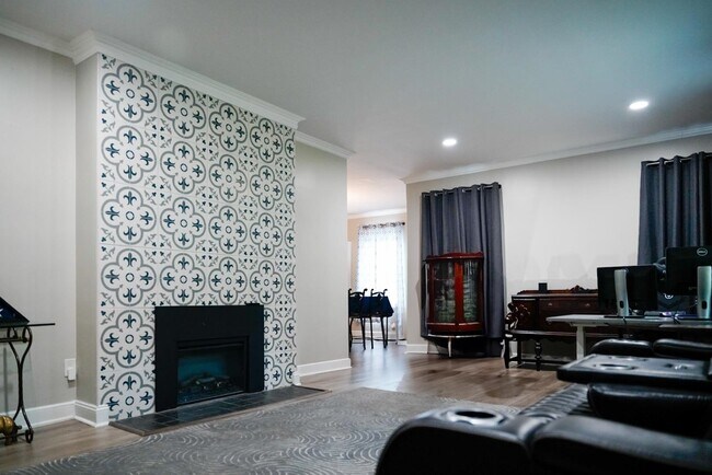 Building Photo - 3350 Highland Park Pl