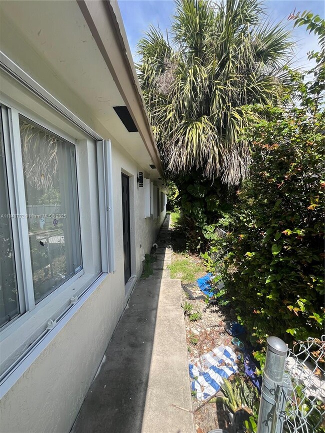 Building Photo - 2817 SW 39th Ave