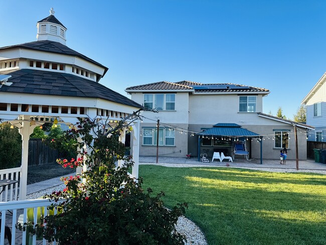 Building Photo - 486 Glenbrook Dr