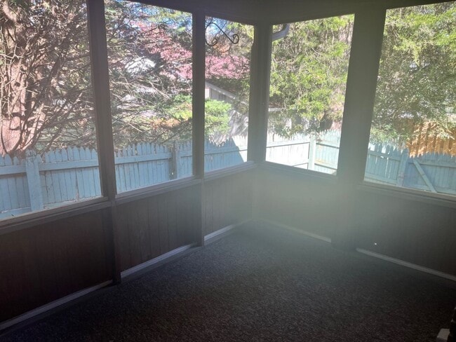 Building Photo - Cute 2 Bed/1.5Bath Home in the Heart of We...