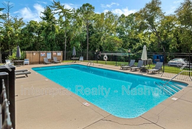 Building Photo - 420 Walton Ln