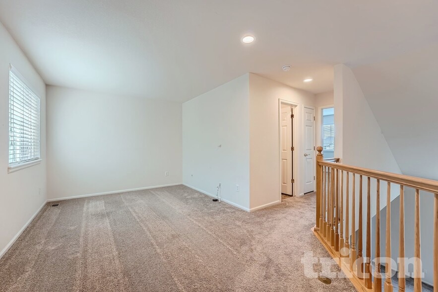 Building Photo - 8566 S Lewis Way