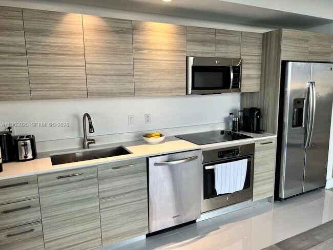 Building Photo - 121 NE 34th St