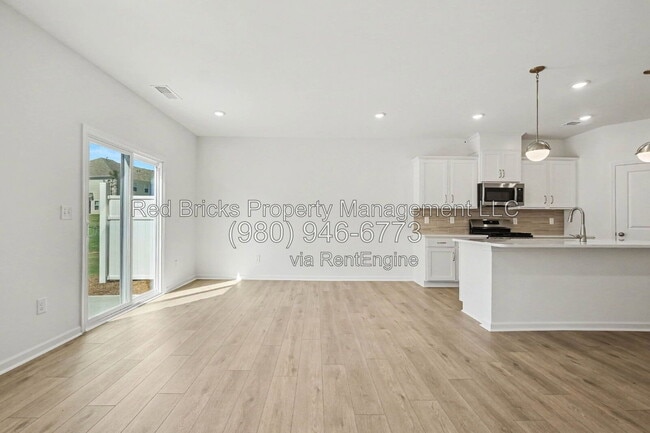 Building Photo - 826 Earhart St NW