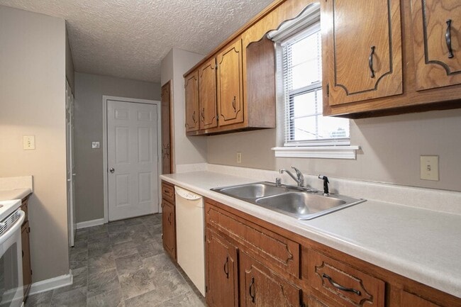 Building Photo - 131 Lillian Dr