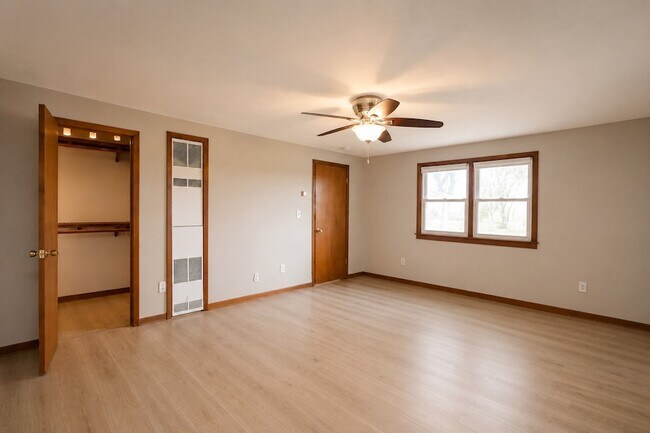 Building Photo - 2757 School Dr
