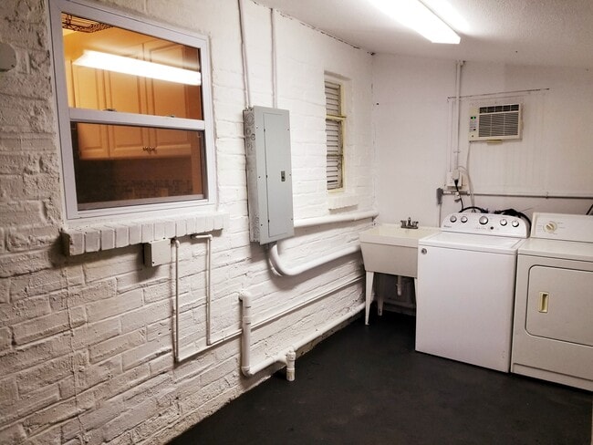 Building Photo - 512 E Strawbridge Ave